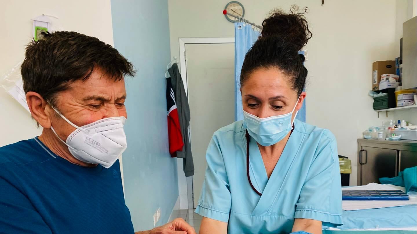 La triste confessione di Gianni Morandi: "La mano non si muove"