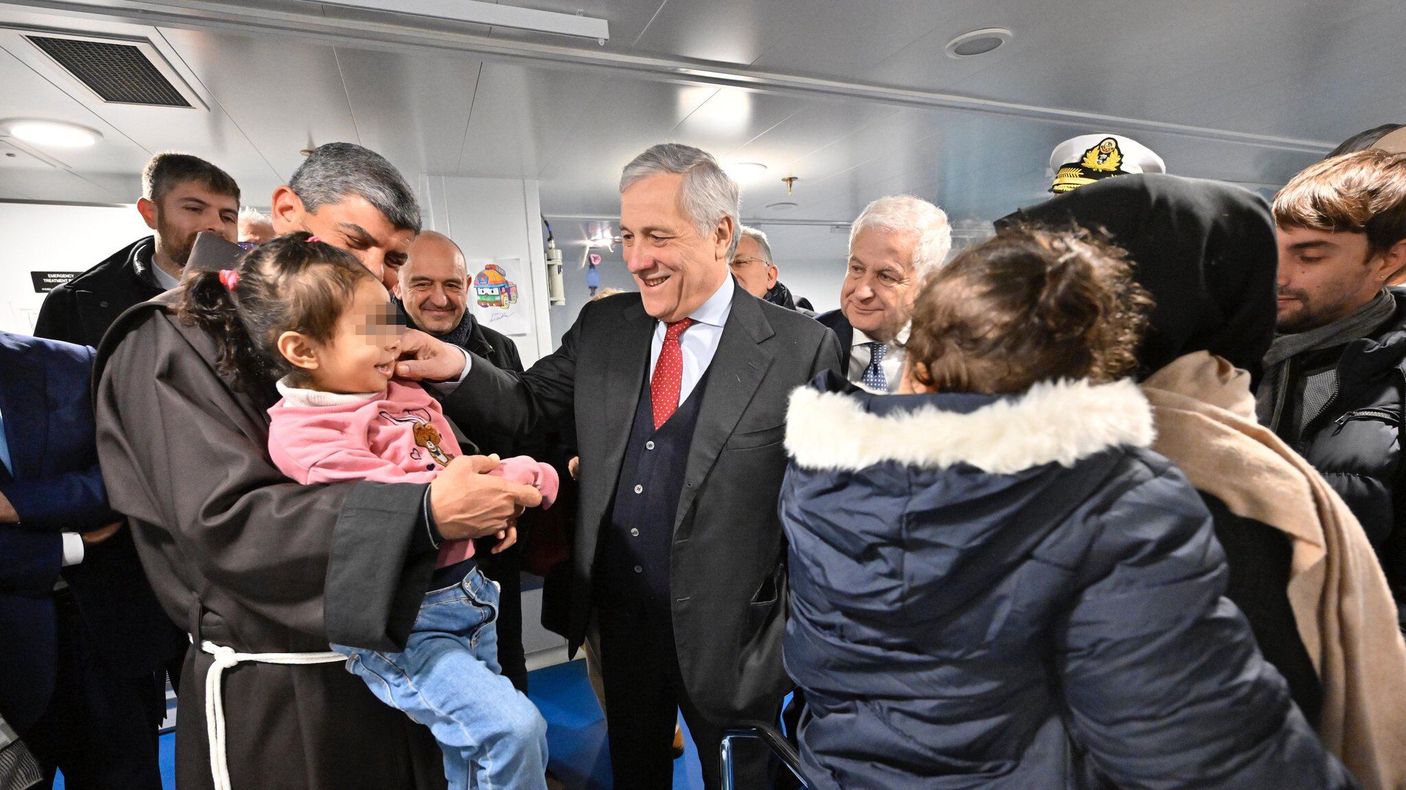 In Italia 17 bimbi palestinesi (più uno nato sulla Vulcano). Tajani: "Sorrisi per la pace"