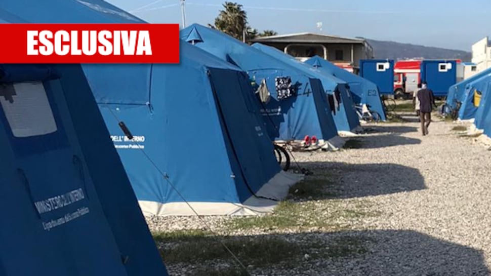 I migranti distruggono l'ufficio della tendopoli, "Vogliamo i soldi, non il cibo"
