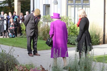 La Regina Elisabetta in viola per la Royal British Legion Industries 7