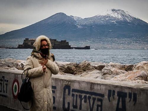 Temperature in picchiata: prima neve sulla cima del Vesuvio