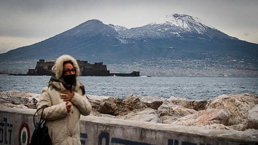 Temperature in picchiata: prima neve sulla cima del Vesuvio