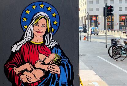 Il drappo blu e l'aureola europea: "Santa Giorgia" madonna laica nel graffito di Milano 1