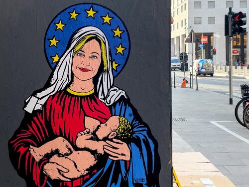 Il drappo blu e l'aureola europea: "Santa Giorgia" madonna laica nel graffito di Milano