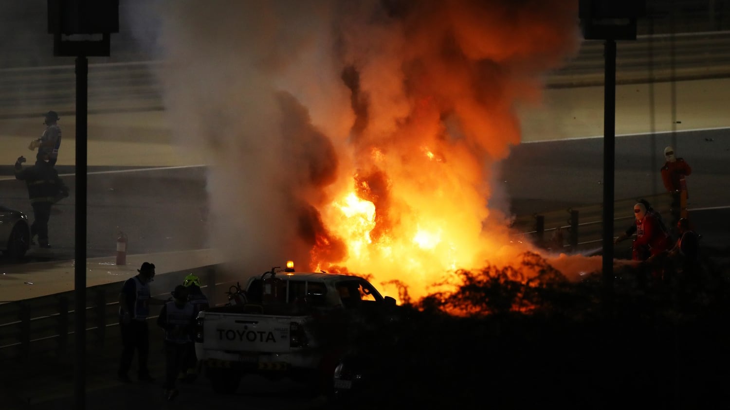 Gp Bahrain, incidente choc al primo giro. A fuoco l'auto di Grosjean