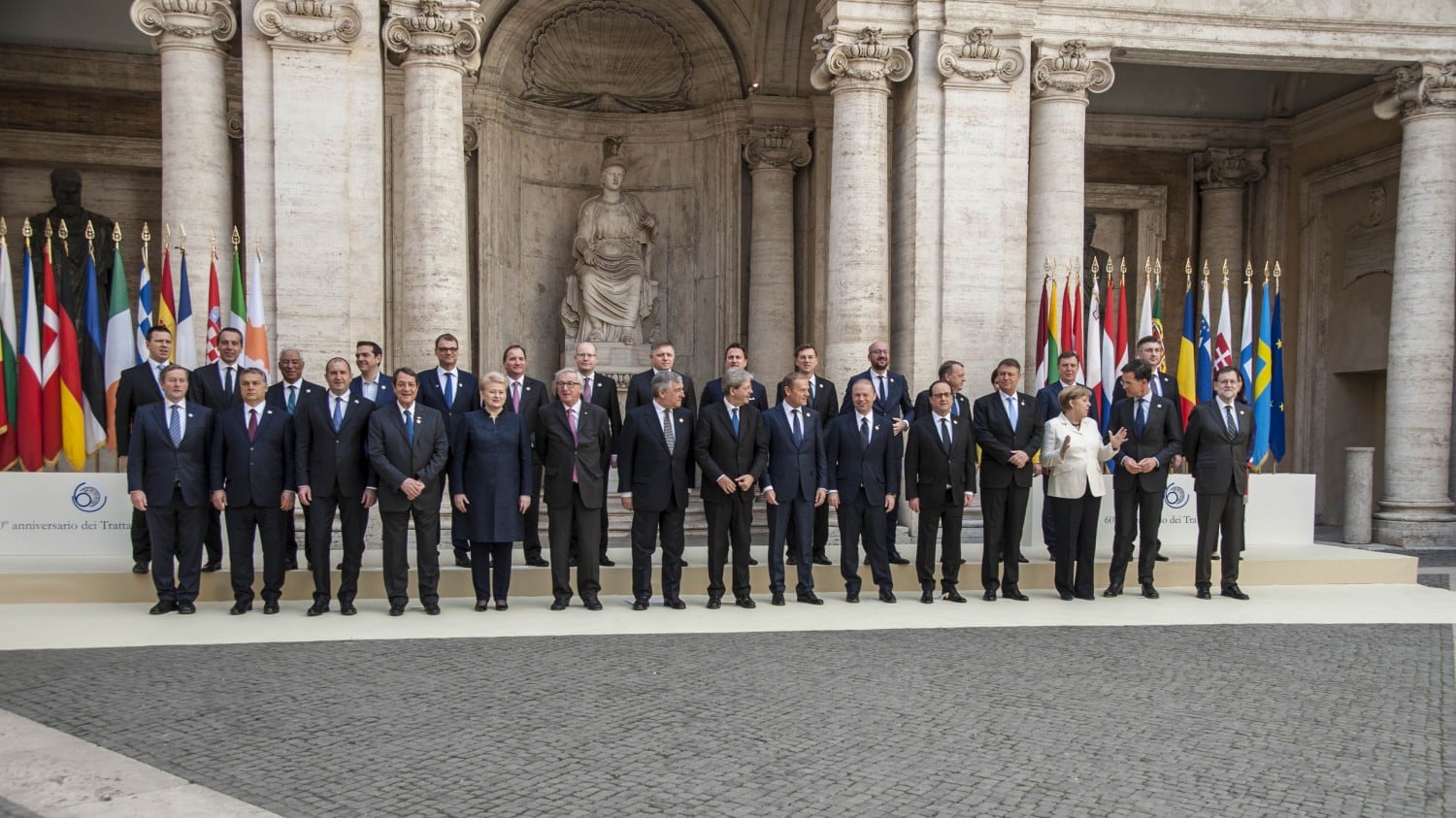 Triste festa all'Europa: tra i leader dimezzati solo la Merkel si diverte