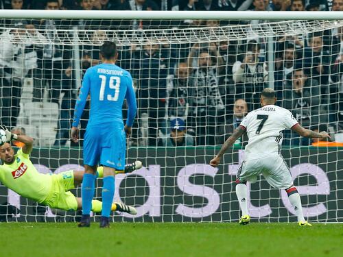 Hamsik salva il Napoli nell'inferno di Istanbul ma non blinda l'Europa