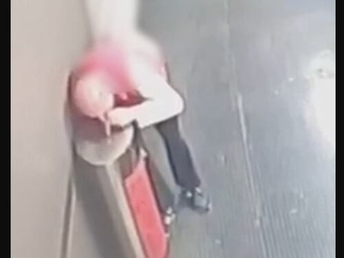 Sniffa coca alla fermata della metro: il video choc