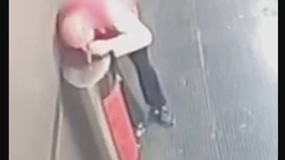 Sniffa coca alla fermata della metro: il video choc