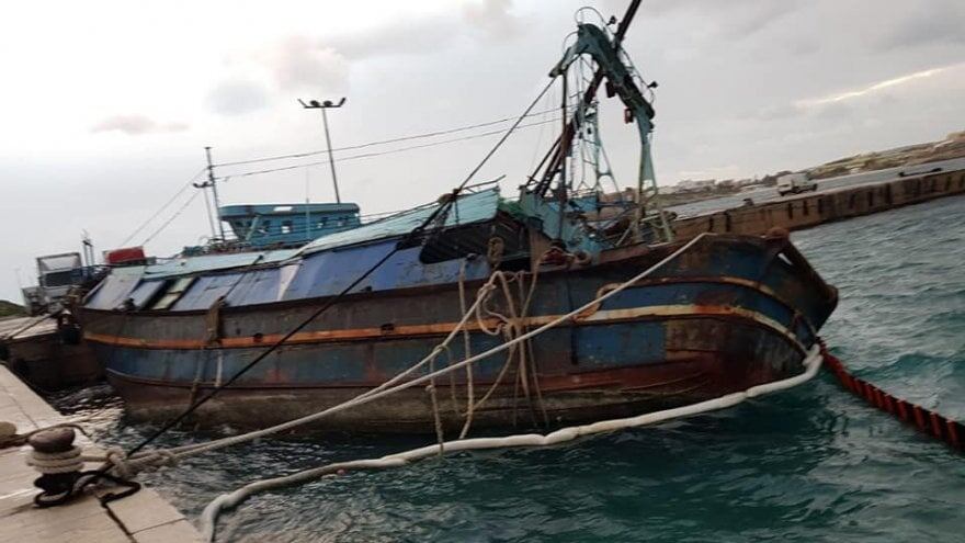 Lampedusa, l'appello del sindaco: "Barca dei migranti sequestrata sta affondando"