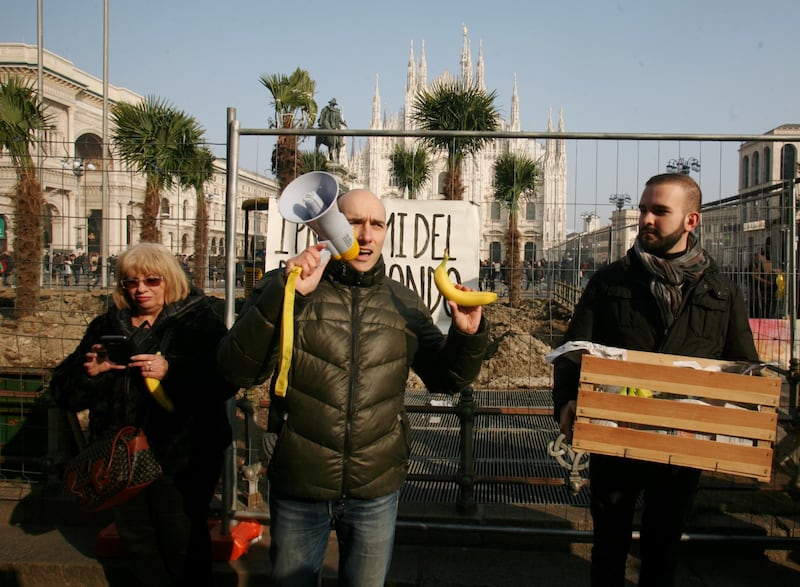 Piazza Duomo, la Lega distribuisce le banane 8