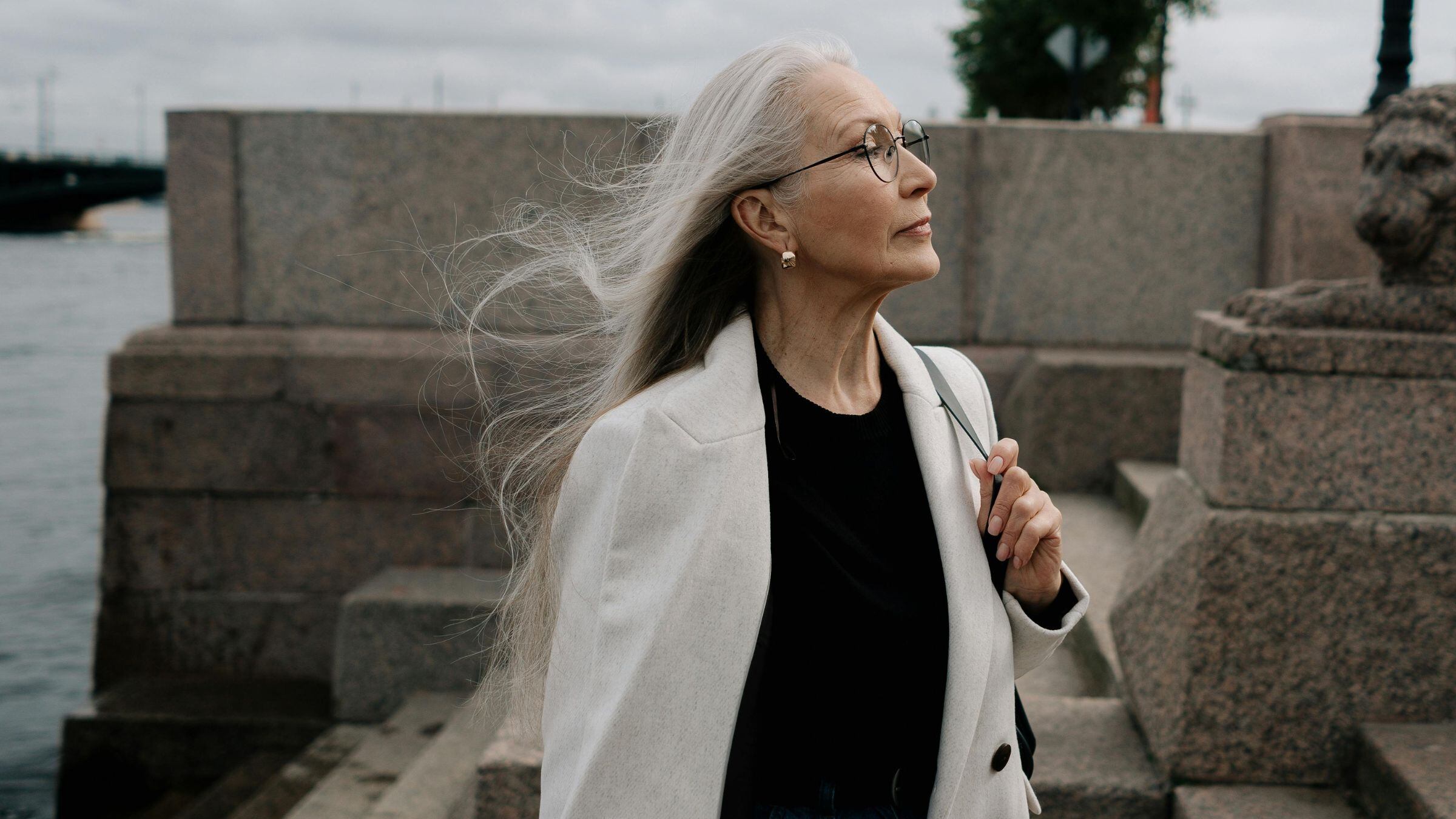 Cosa mi metto? 7 capi che non devono mancare nell'armadio di un over 60