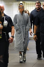 Jennifer Lopez in giro per NY: ha solo l'accappatoio 7