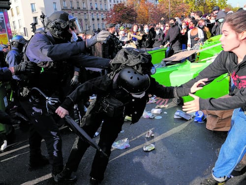 In Francia guerriglia di studenti e criminali. Trump: “È colpa di immigrati e islamici”