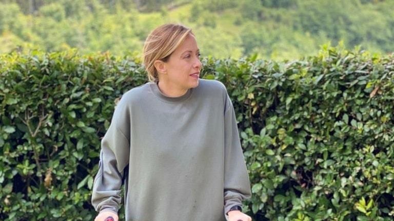 Piede fasciato e stampelle, ma la Meloni non si ferma e attacca Conte