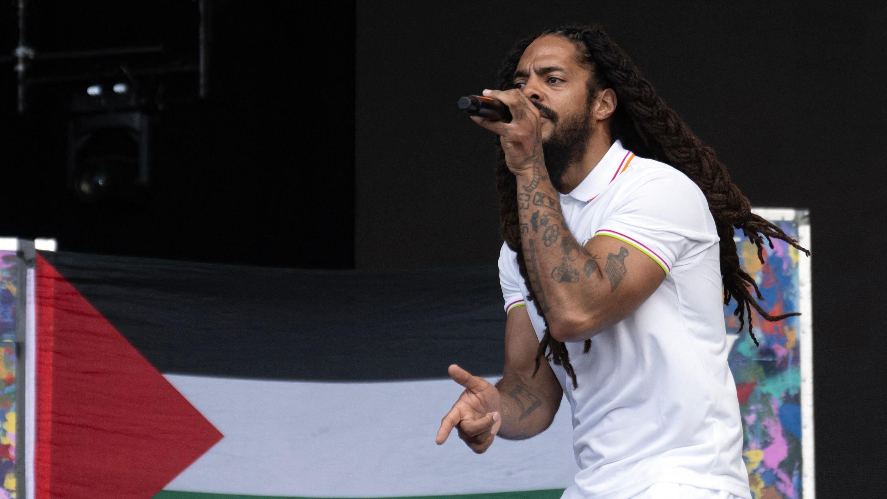 "Morte all'Idf!". Lo slogan odioso del gruppo rock