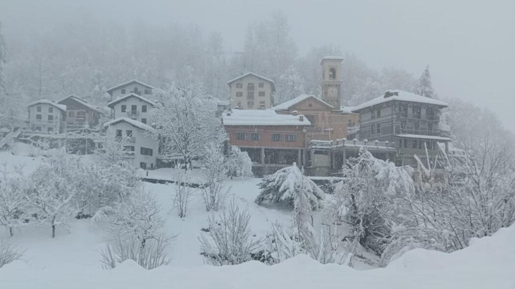 Migliaia di isolati per la neve. Morto un 16enne