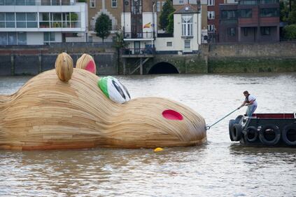 Londra, ippopotamo gigante naviga lungo il Tamigi 6