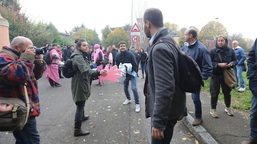 L'auto di Matteo Salvini distrutta dagli antagonisti 5