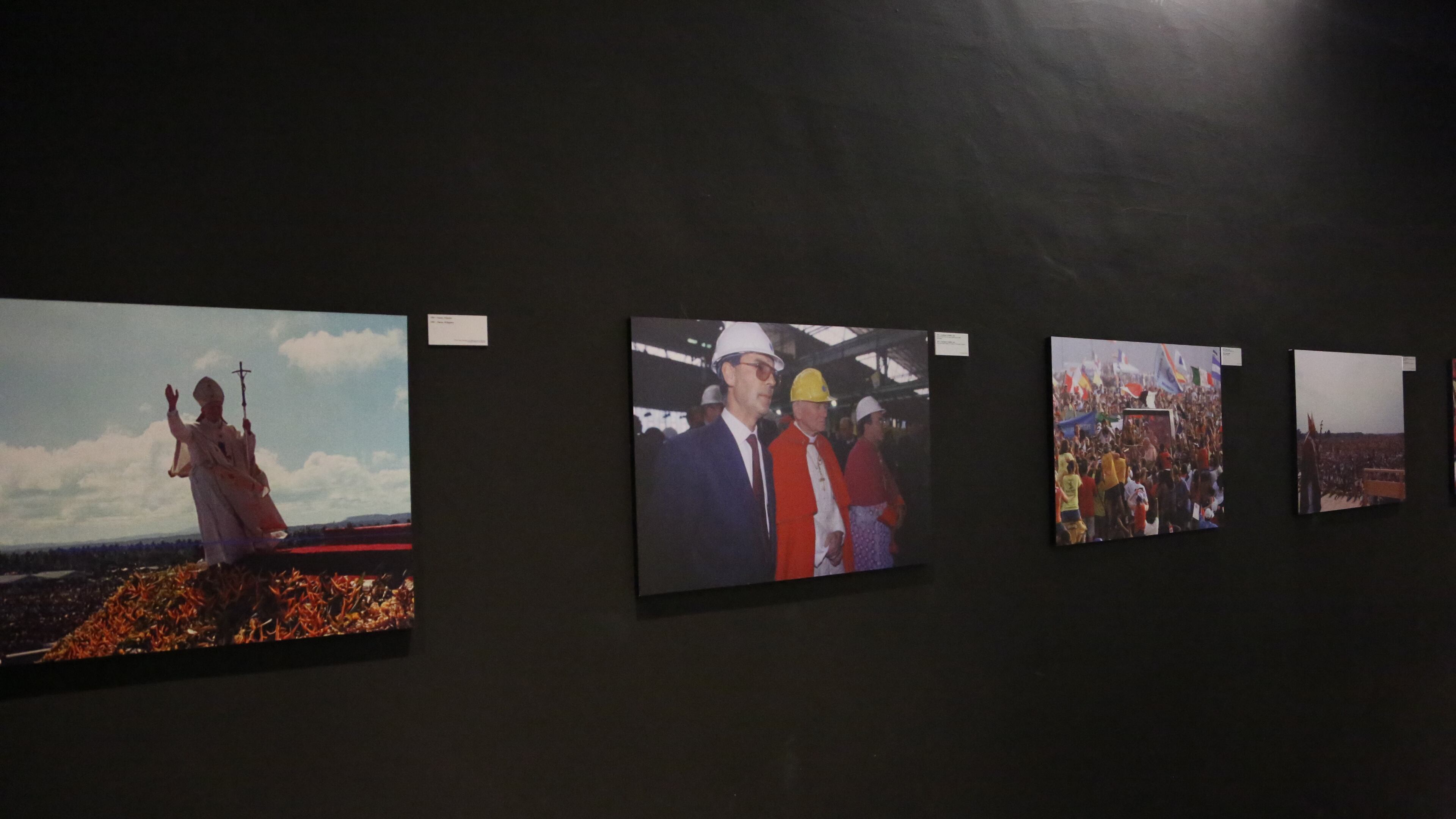 A MagicLand le foto e la voce di Giovanni Paolo II tra un giro e l'altro di giostra