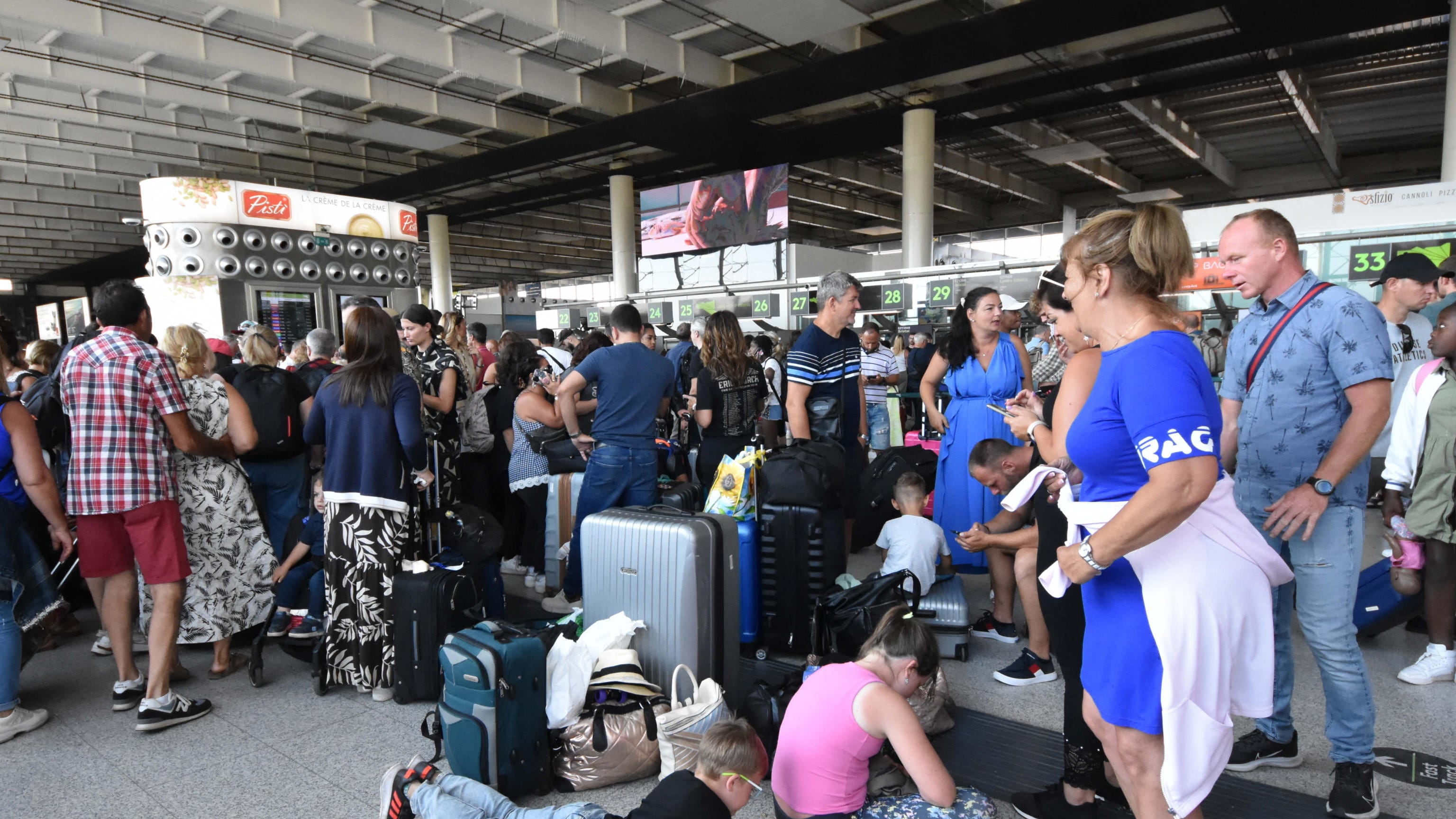 Ferragosto da incubo a Catania: aeroporto chiuso fino alle 20 per l'eruzione dell'Etna