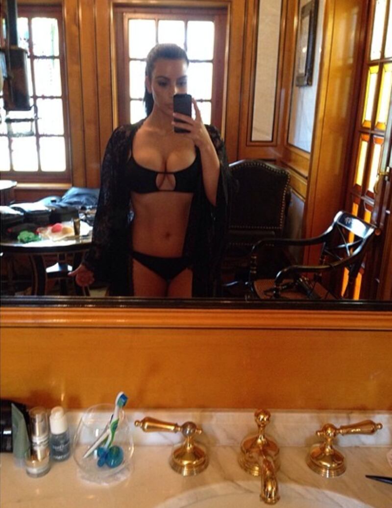 Kim Kardashian, tra passerelle e selfie hot 53