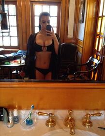Kim Kardashian, tra passerelle e selfie hot 53
