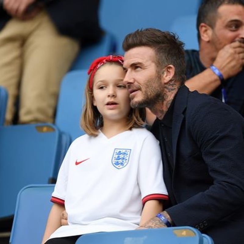 David Beckham attaccato da stampa, tv e social per aver baciato sua figlia 7