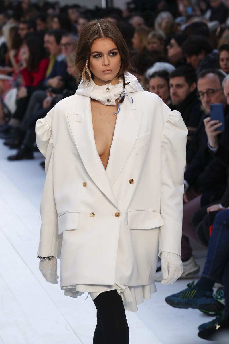 Kaia Gerber e le sorelle Hadid in passerella, foto 6