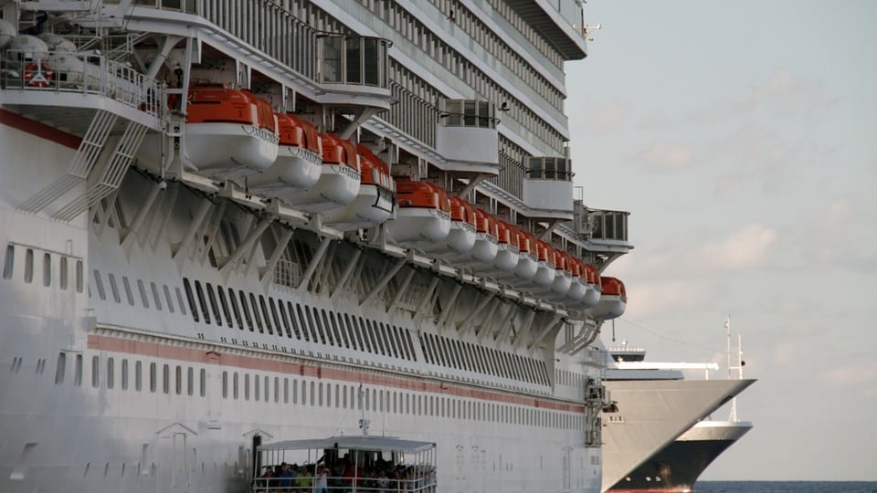 Donna si getta dalla nave dopo aver litigato col marito
