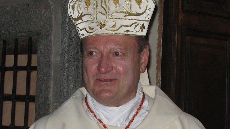 Il Cardinal Ravasi: "Agitare il crocefisso è un rituale magico"