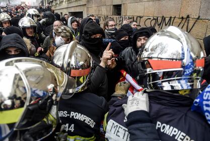 I black bloc sono scesi in piazza. Scontri con la polizia francese 2