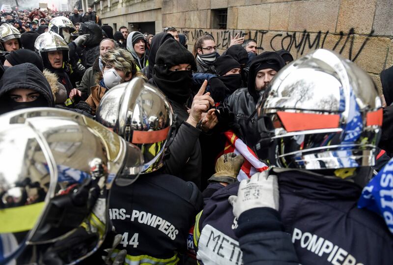 I black bloc sono scesi in piazza. Scontri con la polizia francese 2