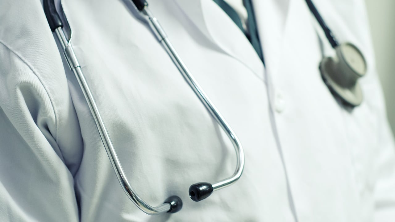 Abusi su un paziente. Arrestato medico di base