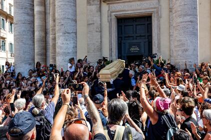 Folla in piazza del popolo e nella chiesa degli Artisti per il funerale di Michela Murgia 11