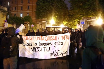Tensioni alla Festa del Pd: blitz dei centri sociali 4