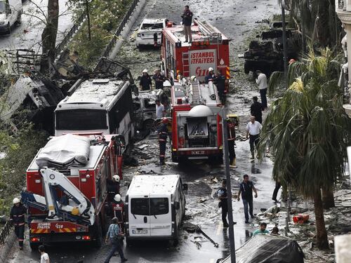 Attentato a Istanbul, autobomba in centro: undici morti