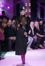 La sexy passerella di Bella Hadid 14