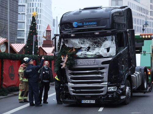 Camion sulla folla: è strage a Berlino. Si cerca il terrorista