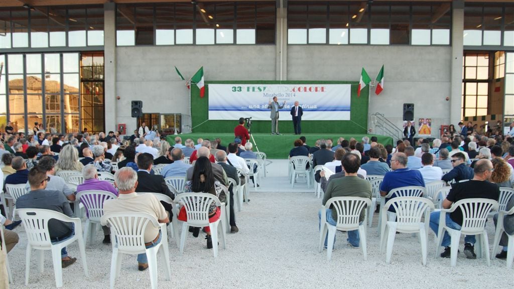 La triste parabola di Fini: comizio con quattro gatti