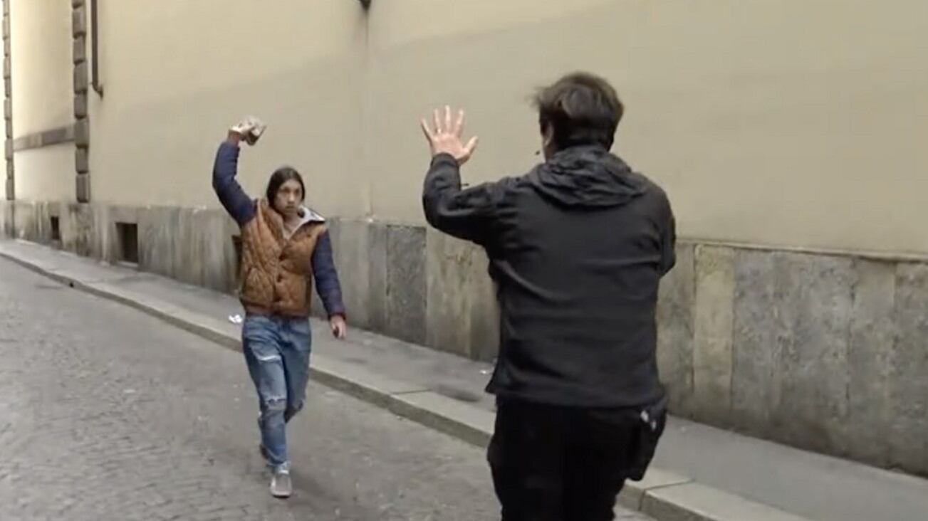 Milano, Staffelli aggredito dalle borseggiatrici: puti, insulti e "pioggia" di spazzatura