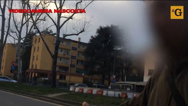 Milano, ecco il quartiere ghetto tra incendi, occupazioni e rifiuti