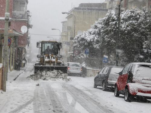 Maltempo a Roma, residenti costretti a spalare la neve da soli