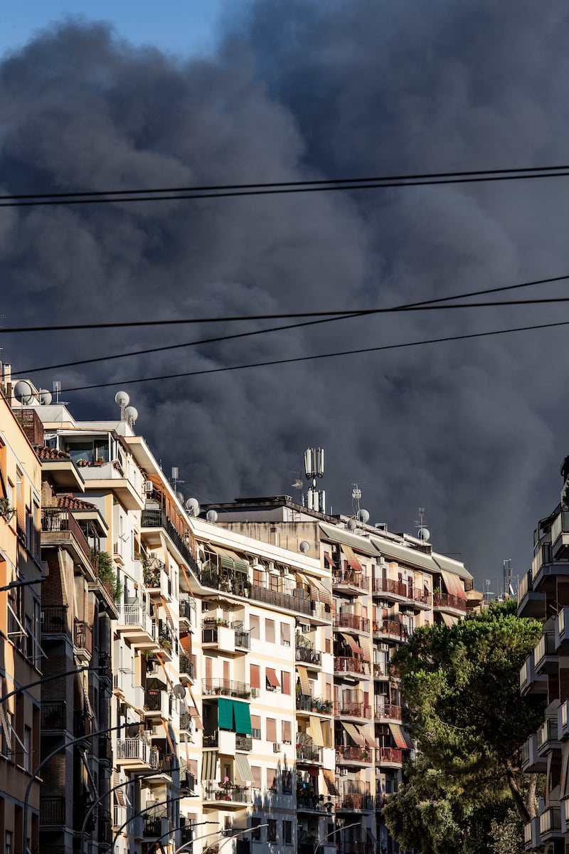 Vasto incendio divampato questo pomeriggio a Roma nella zona di via Casilina 6