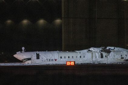 Le immagini choc dell'aereo capovolto sulla pista d'atterraggio a Toronto 8