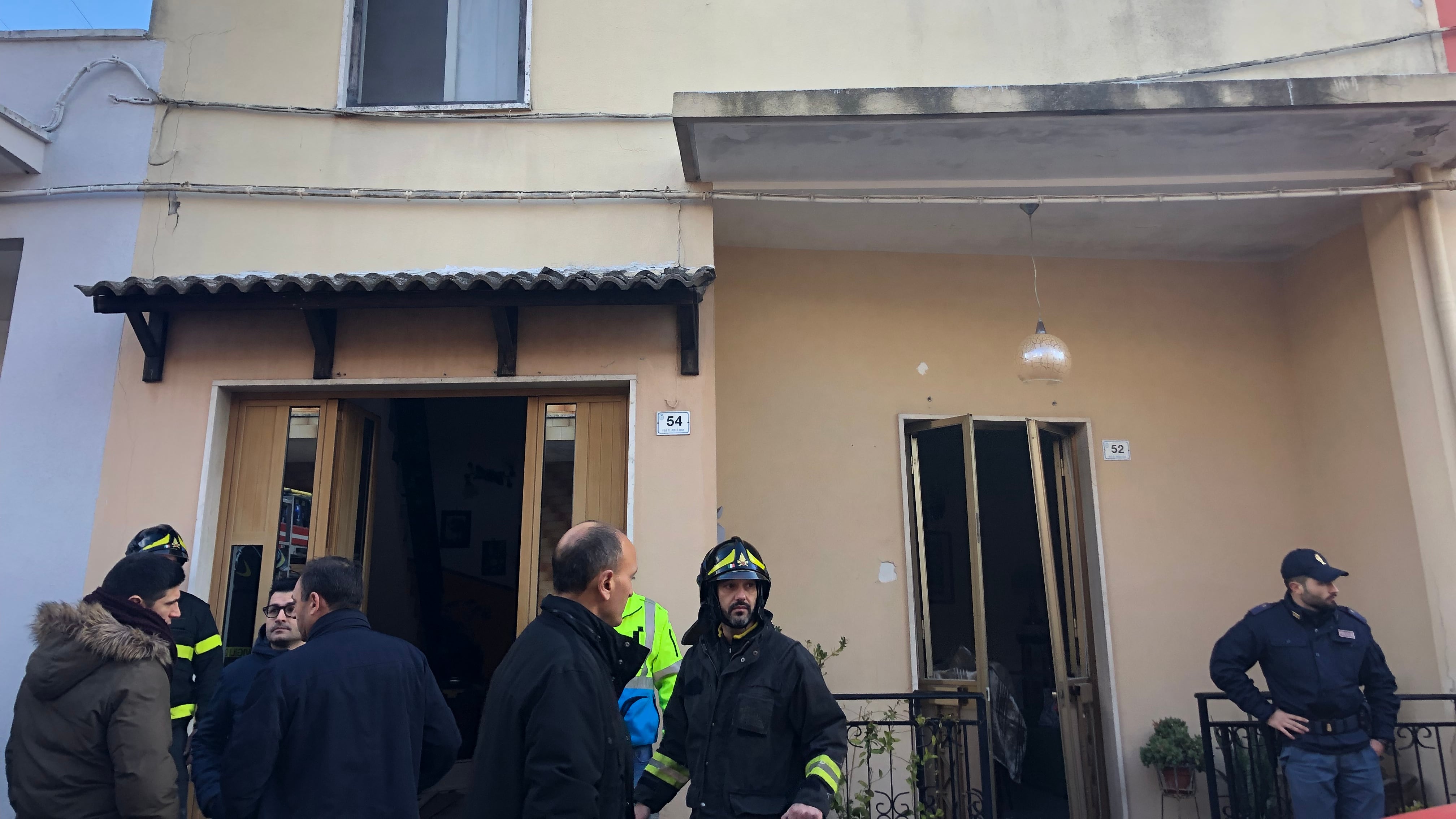Ragazzo con disturbi psichici minaccia strage con bombole a gas