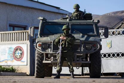 Uomini armati di guardia alla base di Pervalnoye 4