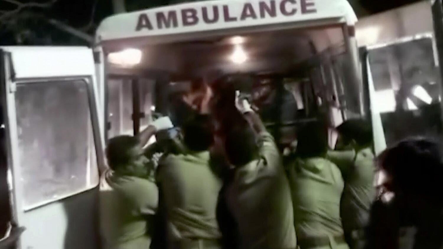 India, bambina di 11 anni si taglia la lingua per darla in dono al dio indù Shiva