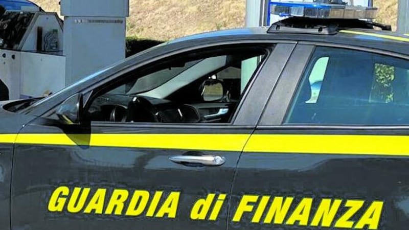 Scoperta una maxi truffa di criptovalute con l’AI tra Friuli, Lombardia e Veneto. Cinque arresti