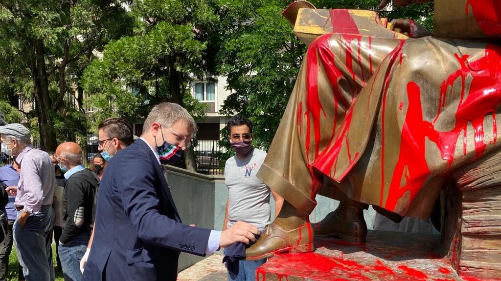 Milano, FdI pulisce la statua di Montanelli imbrattata dai vandali